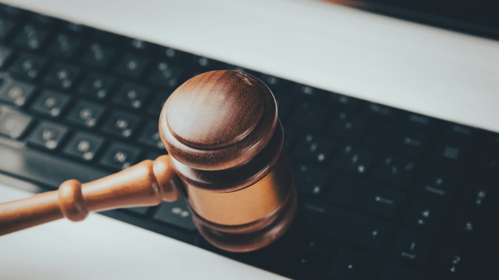 Sędziowski młotek na klawiaturze laptopa — sztuczna inteligencja w sporach przed Krajową Izbą Odwoławczą