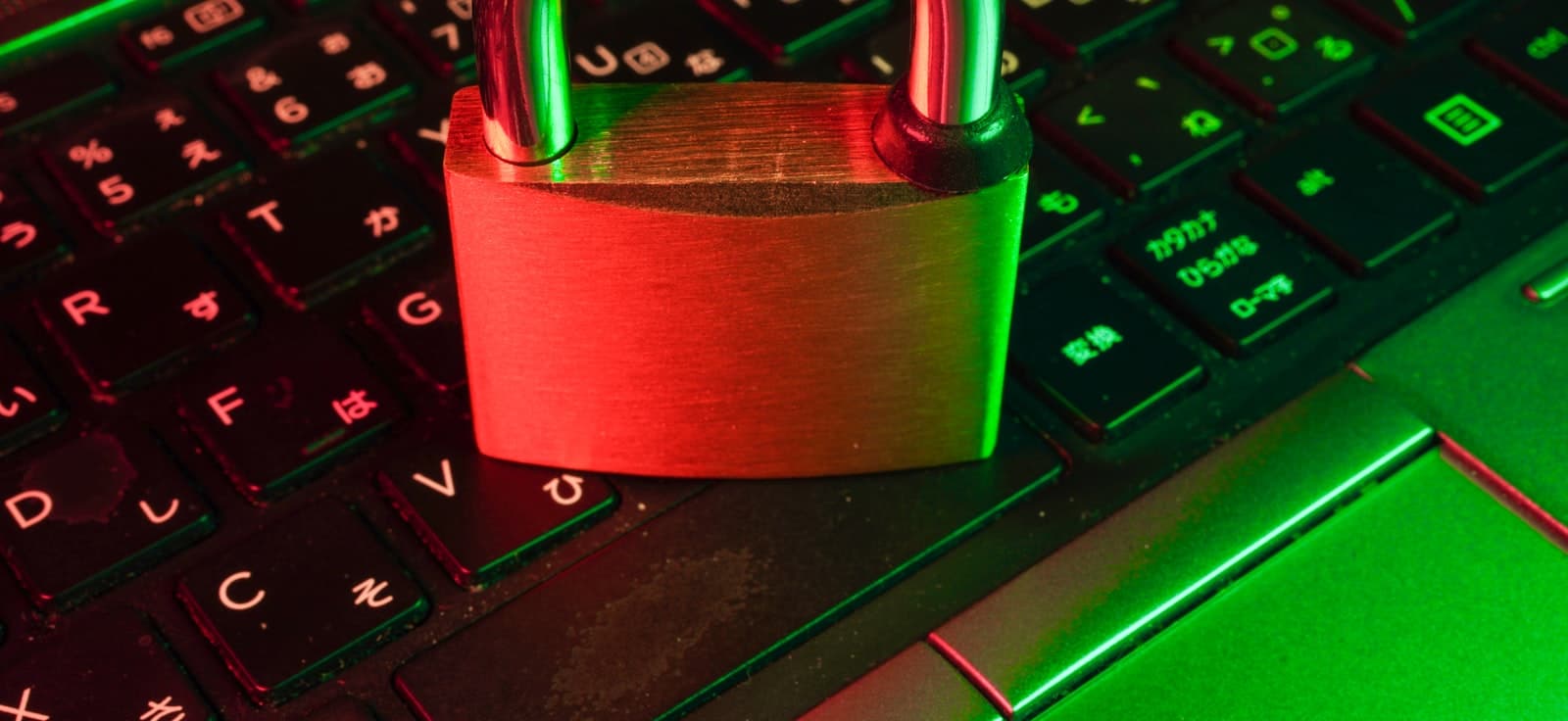 Kłódka na klawiaturze laptopa — cyberbezpieczeństwo w zamówieniach publicznych