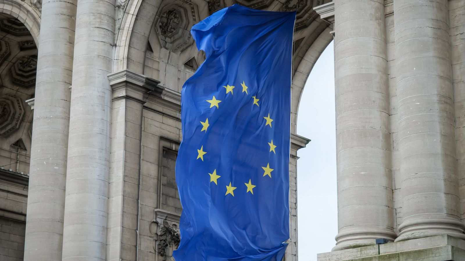 Flaga Unii Europejskiej zawieszona pod łukiem triumfalnym w Brukseli — JEDZ obowiązuje w postępowaniach od progów unijnych