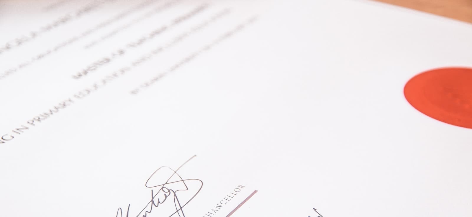 Oficjalny certyfikat z czerwoną pieczęcią — norma ISO 27001