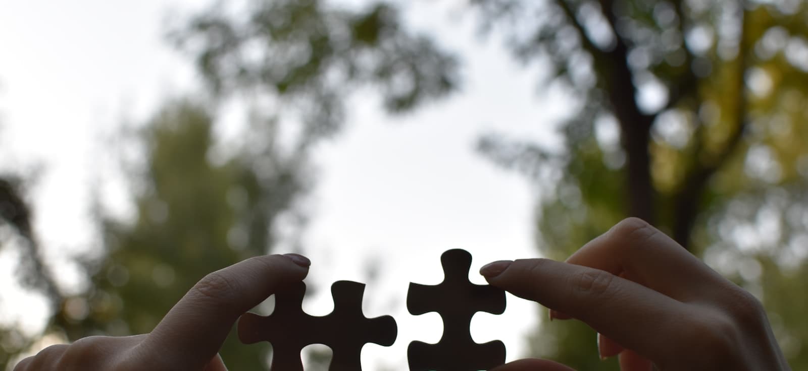 Dwa łączone elementy puzzli — podział zamówienia na części
