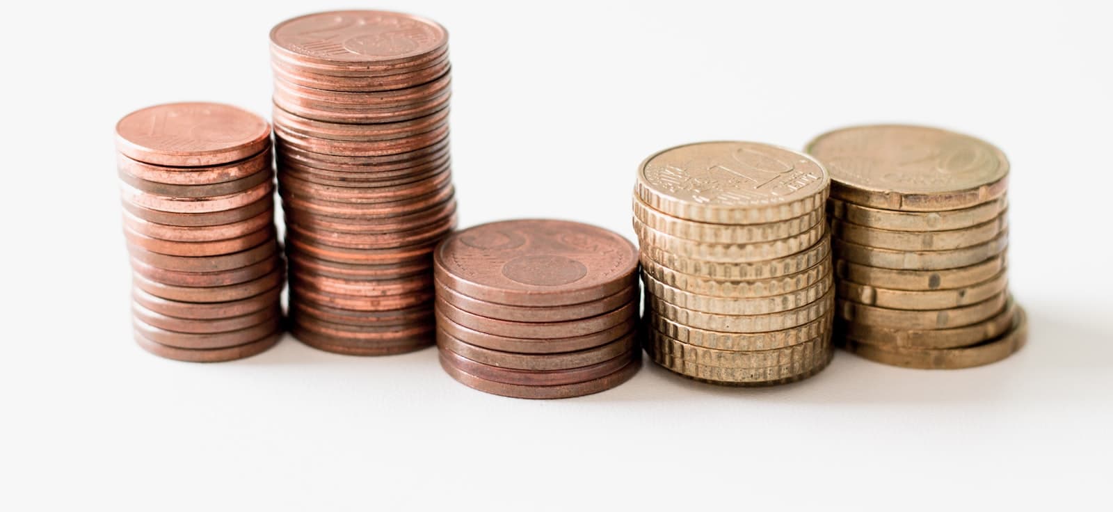 Stosy monet na jasnym tle — wadium jako zabezpieczenie oferty przetargowej