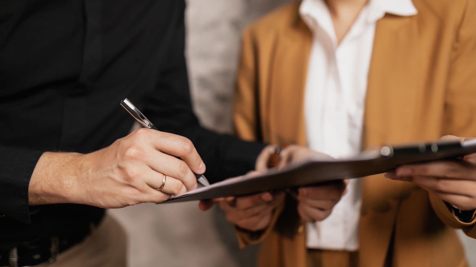 Wykonawca podpisuje umowę przy biurku — zabezpieczenie należytego wykonania umowy wnosi się przed jej zawarciem